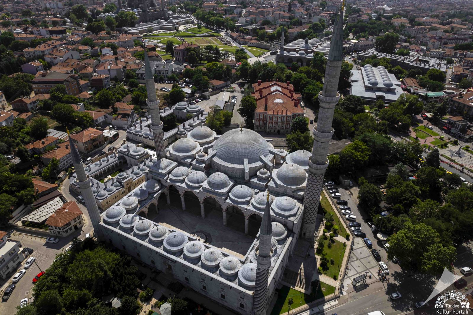 Üç Şerefeli Camii